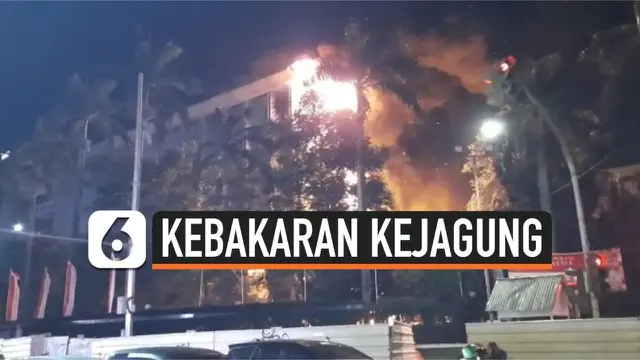 Kebakaran besar terjadi di Gedung Kejaksaan Agung (Kejagung) Republik Indonesia di kawasan Kebayoran Baru, Jakarta Selatan Sabtu (22/8) malam. Belum diketahui apa pemicu kebakaran tersebut.
