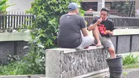 Gelandang Arema Cronus, I Gede Sukadana kesepian di mes karena tidak ikut rombongan tim ke Tenggarong, Kalimantan Timur. (Bola.com/Kevin Setiawan)  