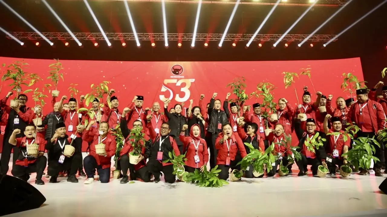 Jajaran DPP PDI Perjuangan (PDIP) secara simbolis menyerahkan tas siaga bencana dan bibit pohon kepada 38 Ketua DPD PDI Perjuangan dari seluruh Indonesia.
