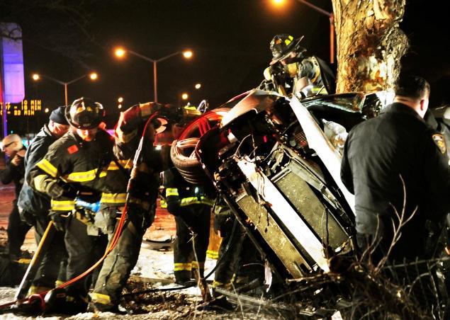 Mobil Audi yang ringsek menabrak pohon. |Photo copyright nydailynews.com
