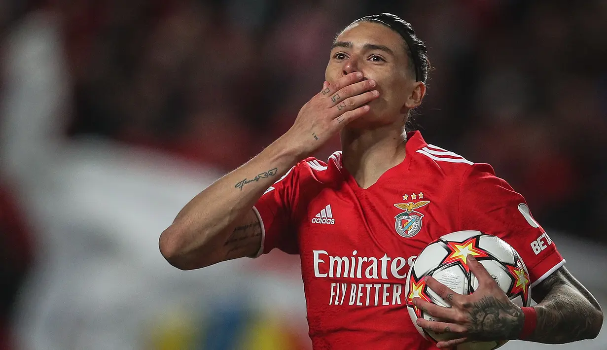<p>Darwin Nunez telah menjadi mesin gol untuk Benfica di Liga Portugal. Pemain senegara Edinson Cavani tersebut tercatat telah melesatkan 34 gol dan 4 assist dalam 41 penampilannya di semua kompetisi. Nunez juga terbilang masih muda, yaitu 22 tahun. Skillnya akan terus berkemang jika ditangani oleh tangan yang tepat. (AFP/Carlos Costa)</p>