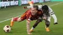 Bek AS Roma Rick Karsdorp berebut bola dengan bek  Bayer Leverkusen Jeremie Frimpong dalam duel leg pertama semifinal Liga Europa 2023/2024 di Stadion Olimpico, Jumat (3/5/2024) dini hari WIB. (AP Photo/Andrew Medichini)