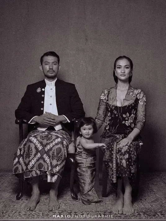 Lihat betapa kompaknya keluarga Rio dan Atiqah saat memperingati hari Kartini. Keluarga ini kompat mengenakan busana tradisional Jawa. (Foto: instagram.com/riodewanto)