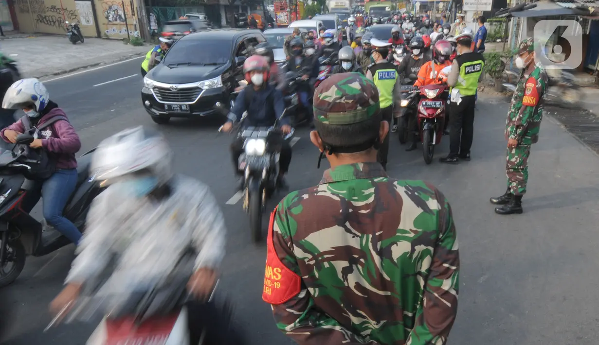 Aparat Gabungan POLRI-TNI memeriksa kelengkapan Surat Tanda Registrasi Pekerja  (STRP) bagi pengendara bermotor pada pos  perpanjangan Pemberlakuan Pembatasan Kegiatan Masyarakat (PPKM) Jalan Raya Ir.H.Djuanda, depan Sandratex, Tangerang Selatan, Kamis (15/07/2021). (merdeka.com/Arie Basuki)
