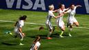 Gelandang AS, Carli Lloyd (kiri) melakukan selebrasi bersama pemain lainnya usai mencetak gol di final Piala Dunia wanita di BC Place, Vancouver, Kanada, Senin (6/7/2015). Amerika mengalahkan Jepang dengan skor 5-2. (Reuters/Erich Schlegel)