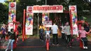 Sejumlah warga mencoba alat olahraga saat kampanye "Brrrgerak 30", Jakarta, Minggu (8/11/2015). Coca-Cola mengajak berbagai elemen masyarakat, mempromosikan pentingnya melakukan aktivitas fisik minimal 30 menit per hari. (Liputan6.com/Gempur M Surya).