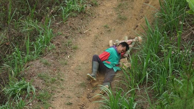 Salah seorang peserta balap kadaplak terjatuh dari tunggangannya. (Liputan6.com/Huyogo Simbolon)