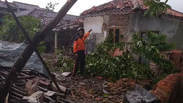Puting Beliung Rusak Ratusan Rumah Warga dan Bayi di Cirebon