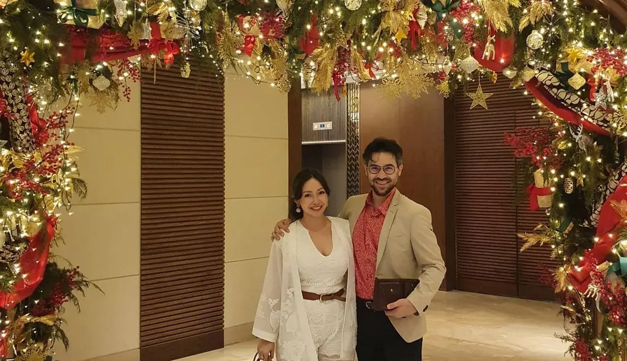 Tampilannya juga sangat minimalis tanpa paduan berlebih Saat mengenakan pakaian serba all white, ia memilih elemen kulit sebagai aksesori yang dikenakannya.