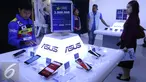 Pengunjung mencoba produk XL saat pembukaan Digital Lifestyle Experience Center di Mall Puri Indah, Jakarta, Selasa (3/5). XL menawarkan pengalaman baru dalam menggunakan layanan digital kepada pengunjung. (Liputan6.com/Angga Yuniar)