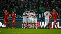 Para pemain Bayern Munchen merayakan gol ke gawang Hannover pada laga Bundesliga, di HDI Arena, Hannover, Sabtu (19/12/2015) malam WIB. Bayern menjadi juara paruh musim 2015-2016. (AFP/Nigel Treblin)