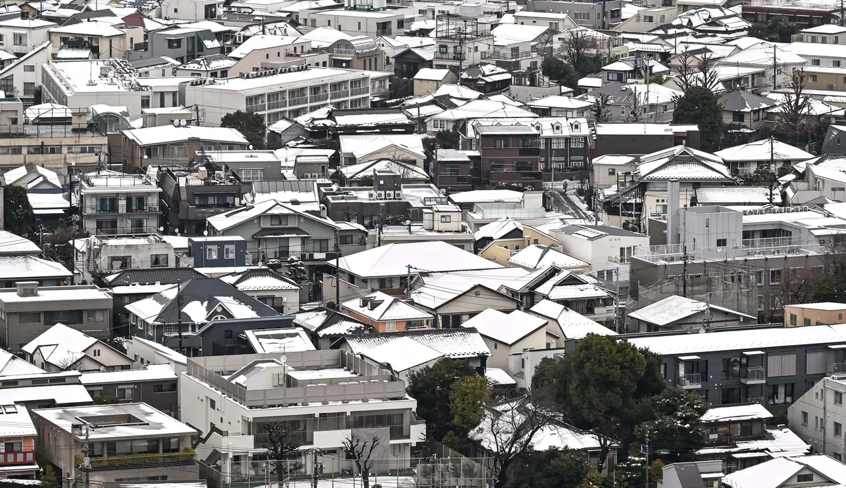 Pemandangan umum ini menunjukkan atap-atap yang tertutup salju di sebuah lingkungan di pusat kota Tokyo pada tanggal 6 Februari 2024, setelah ibu kota Jepang ini diguyur salju pada malam sebelumnya. Badan Meteorologi Jepang memprediksi badai salju masih akan terjadi mengingat suhu masih terus turun. (Richard A. Brooks/AFP)