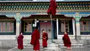 Para biksu muda Buddha saat bermain di biara Tawang. Banyak anak laki-laki Monpa bergabung dengan biara dan menjadi biksu. (AFP/Arun Sankar)
