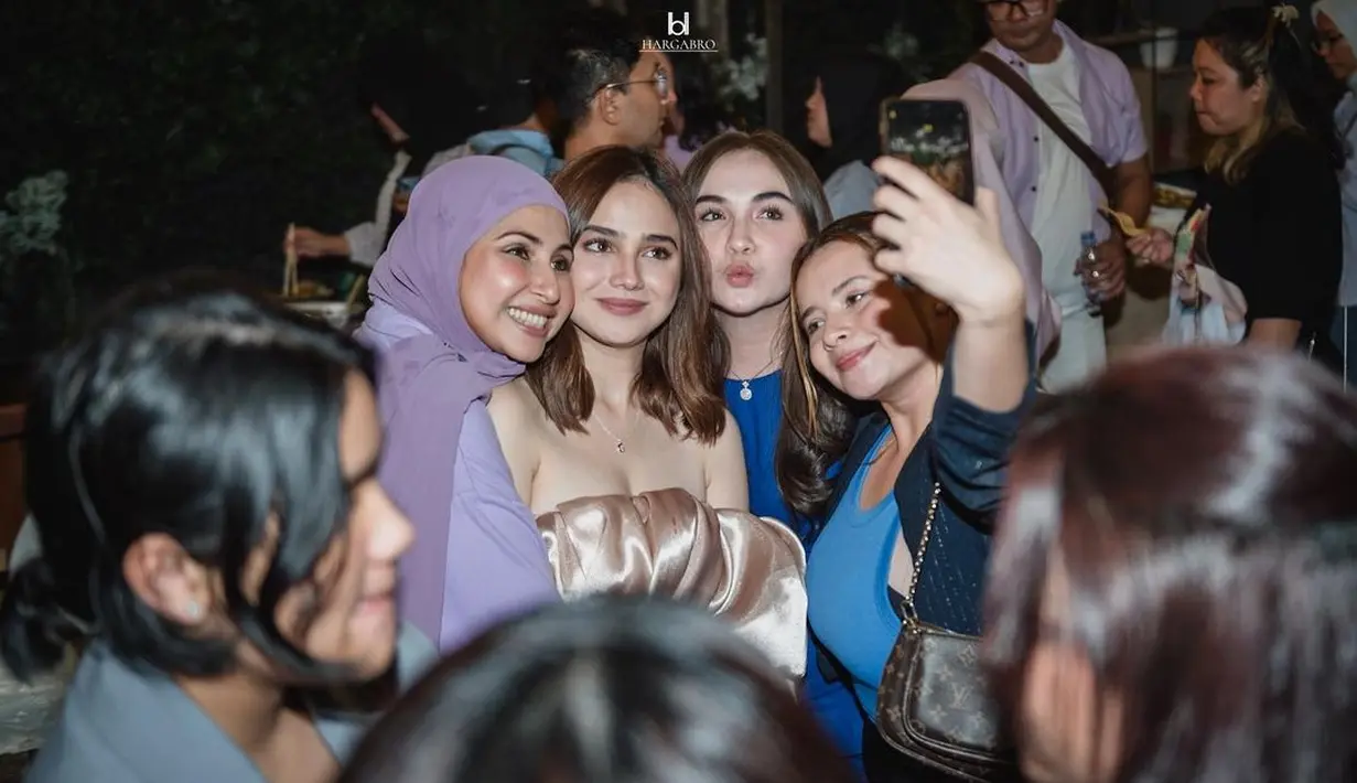 Elina Joerg tampil dengan crop top dan mini skirt nuansa navy. Kemudian Deswita dengan kemeja warna lilacnya, dan Jovita dengan blazer dan tanktop birunya.