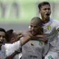 Pemain Persebaya Surabaya merayakan gol yang dicetak David Da Silva ke gawang Bhayangkara FC pada laga Shopee Liga 1 di Stadion Patriot Chandrabhaga, Bekasi, Sabtu (31/8). Persebaya menang 2-0 atas Bhayangkara. (Bola.com/Yoppy Renato)