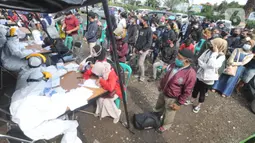 Sejumlah wisatawan antre mengikuti rapid test di kawasan Gadog, Bogor, Jawa Barat, Kamis (29/10/2020. Pemkab Bogor mewajibkan wisatawan yang mengunjungi kawasan Puncak dan sekitarnya untuk mengikuti rapid test untuk mencegah penyebaran COVID-19. (merdeka.com/Arie Basuki)