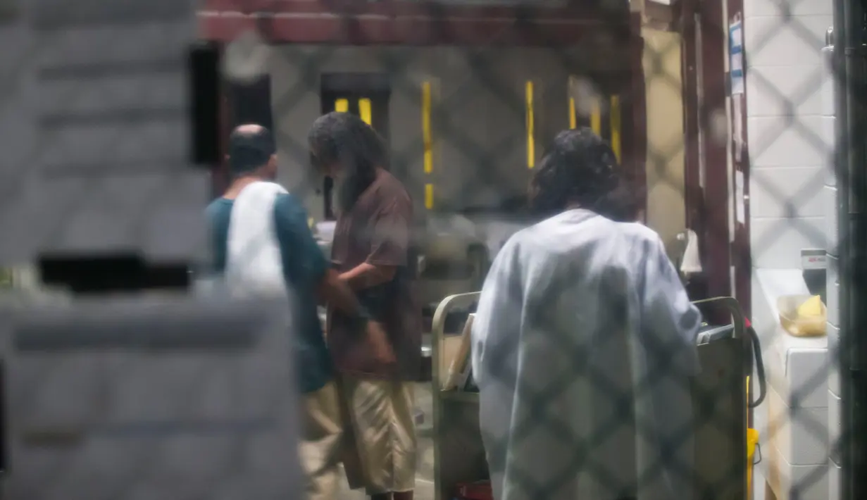 Para tahanan berinteraksi dalam penjara Camp VI Pangkalan Angkatan Laut Teluk Guantanamo, Kuba, Rabu 17 April 2019. Selain terisolasi, para napi Guantanamo juga tak jarang mengalami berbagai kekerasan fisik. (AP Photo/Alex Brandon)