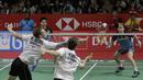 Ganda putra Indonesia, Kevin Sanjaya / Marcus Gideon, mengamati arah kok saat melawan ganda Jerman pada Indonesia Masters 2019 di Istora Senayan, Jakarta, Rabu (23/1). Kevin / Marcus lolos ke 16 besar. (Bola.com/M. Iqbal Ichsan)