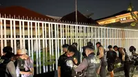 12 Remaja di Surabaya diamankan polisi saat pesta miras. (Dian Kurniawan/Liputan6.com)