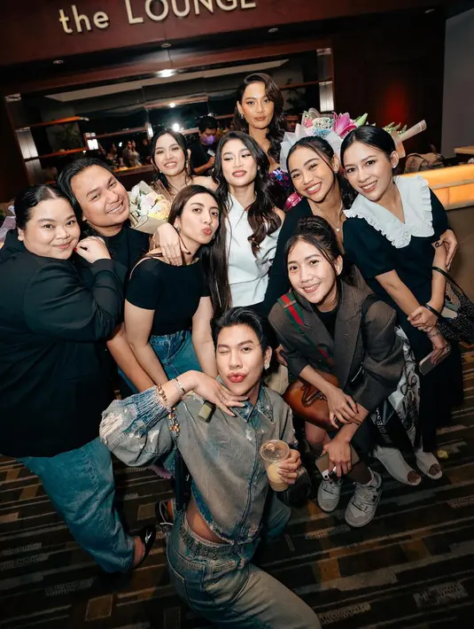 Semua pemain tampak hadir dengan penampilan terbaiknya, termasuk Rachel Vennya yang tampil ekstra glamor.[Instagram/rachelvennya]