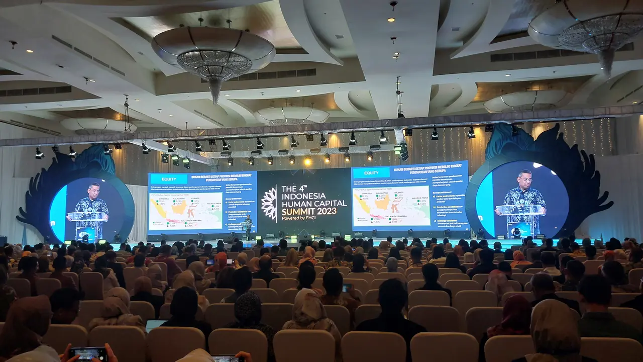 Wakil Menteri Keuangan Suahasil Nazara  dalam Indonesia Human Capital Summit 2023, di Jakarta, Selasa (7/11/2023). (Arief/Liputan6.com)