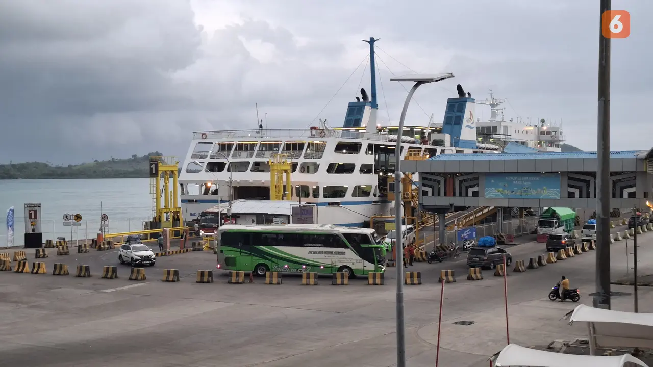 H-3 Lebaran 2025, arus mudik di Pelabuhan Bakauheni, Lampung Selatan terpantau lancar, tak ada kemacetan atau antrean yang begitu berarti. Foto: (Liputan6.com/Ardi).