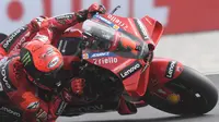 Francesco Bagnaia gagal finis karena disenggol Maverick Vinales di tengah balapan MotoGP Prancis yang berlangsung di sirkuit Le Mans akhir pekan kemarin (AFP)