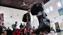 Para penumpang turun dari kereta lengkap dengan membawa barang bawaannya masing-masing menuju pintu keluar stasiun, Jakarta, Jumat (1/8/14). (Liputan6.com/Faizal Fanani)