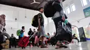 Para penumpang turun dari kereta lengkap dengan membawa barang bawaannya masing-masing menuju pintu keluar stasiun, Jakarta, Jumat (1/8/14). (Liputan6.com/Faizal Fanani)