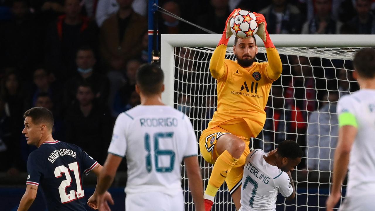 Foto: Gianluigi Donnarumma Raih Yashin Trophy 2021 usai Singkirkan Edouard Mendy dan Jan Oblak dalam Rangkaian Penghargaan Ballon d'Or 2021