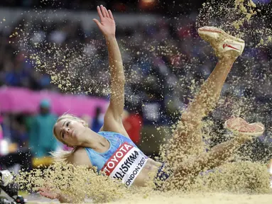 Atlet cantik asal Rusia, Darya Klishina saat berlaga pada cabang lompat jauh pada ajang World Athletics Championships di London, (9/8/2017). (AP/Matt Dunham)