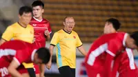 Pelatih Timnas Vietnam, Park Hang-seo, bersama skuatnya jelang melawan Laos di Piala AFF 2018. (Bola.com/Dok. AFF Suzuki Cup)