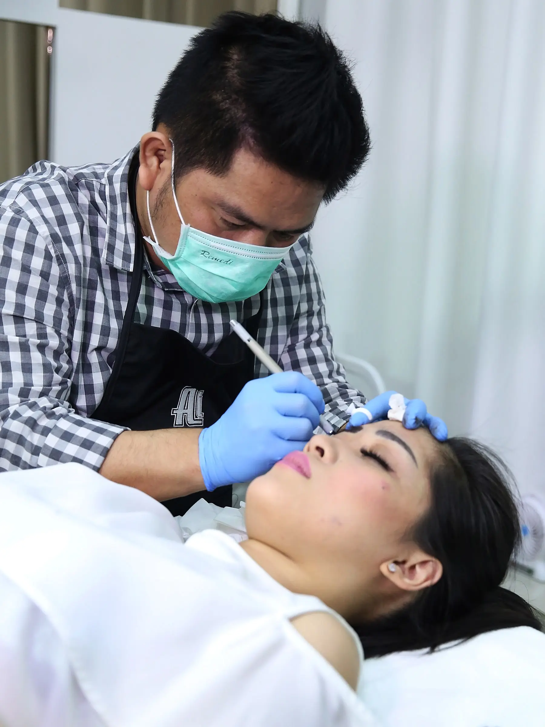 Bikin Alis Tampak Natural dengan Nano Circling. (Bintang.com/Bambang E. Ros)