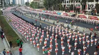 Ribuan peserta mengikuti pemecahan Guinness World Record tari Poco-poco di sepanjang Jalan MH Thamrin-Sudirman, Jakarta, Minggu (5/8). Turut hadir dalam acara tersebut para petinggi negara. (Liputan6.com/Pool/Biro Pers Setpress)