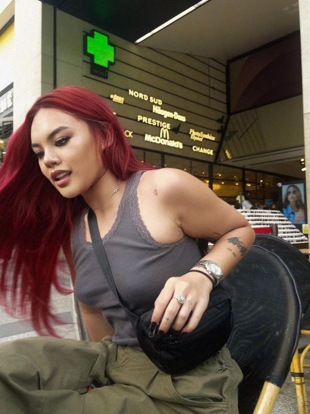 6 Potret Terbaru Shafa Harris dengan Rambut Merah Terang, Curi Perhatian