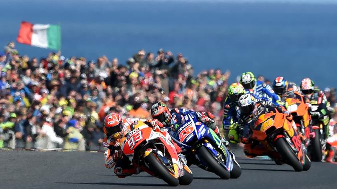 Pembalap Repsol Honda, Marc Marquez memimpin balapan dalam MotoGP Australia yang berlangsung di Phillip Island (22/10). Dalam balapan ini, Marquez yang coba merangsek ke depan sempat menyenggol Rossi. (AFP Photo/Paul Crock)