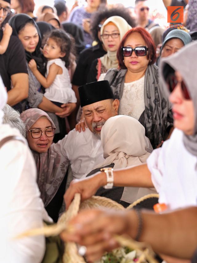 [Bintang] Pemakaman Istri Indro Warkop