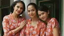 Punya paras cantik dan kulit yang eksotis, Putri Marino sering tgampil dengan busana-busana tradisonal. Mulai dari kain etnik sampai kebaya. Seperti saat foto bareng Maudy Ayunda dan Maudy Koesnaedi ini. (Liputan6.com/IG/@putrimarino)