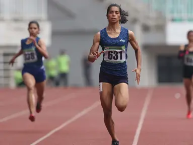 Atlet asal Maluku, Alvin Tehupeiory (tengah) saat berlaga di kelas lari 200 meter putri senior Kejurnas Atletik U18, U20 dan Senior 2019 di Stadion Pakansari, Bogor, Minggu (4/8/2019). Alvin Tehupeiory meraih posisi pertama dengan catatan waktu 23,76 detik. (Liputan6.com/Helmi Fithriansyah)