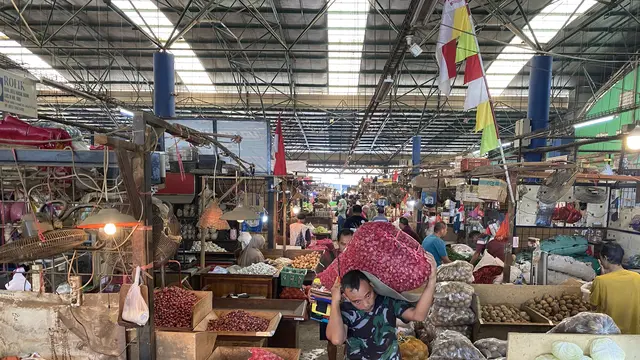 Harga bawang merah mengalami kenaikan di Pasar Induk Kramat Jati, Senin (19/1/2026). (Foto: Liputan6.com/Immanuel Christian)