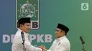Presiden terpilih periode 2024-2029 Prabowo Subianto (kiri) berjabat tangan dengan Ketua Umum Partai Kebangkitan Bangsa (PKB) Muhaimin Iskandar usai melakukan pertemuan di Kantor DPP PKB, Jakarta, Rabu (24/4/2024). (Liputan6.com/Herman Zakharia)