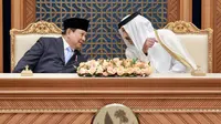 Presiden Prabowo Subianto dan Emir Qatar, Sheikh Tamim Bin Hamad Al-Thani, menyaksikan langsung penandatanganan Memorandum of Understanding (MoU) antara Pemerintah Republik Indonesia dan Pemerintah Negara Qatar. Penandatanganan tersebut digelar dalam pertemuan kedua pemimpin di Istana Amiri Diwan, Doha, Minggu (13/4/2025). (Foto: Laily Rachev - Biro Pers Sekretariat Presiden)