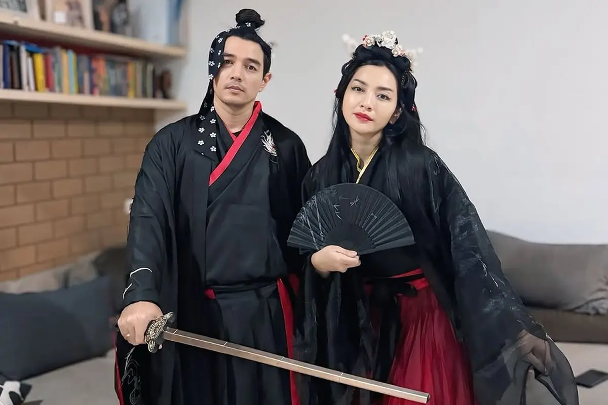 Gaya Unik Hesti Purwadinata dan Suami Saat Bukber dengan Kostum Tradisional China