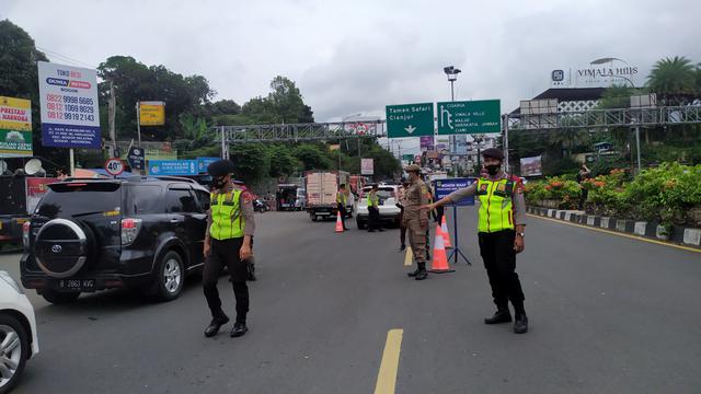 Petugas gabungan melakukan razia rapid test antigen kepada warga yang hendak menuju kawasan Puncak Bogor jelang malam tahun baru 2021