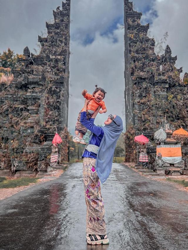 OOTD Ria Ricis dan Moana Ketika Liburan Hanya Berdua