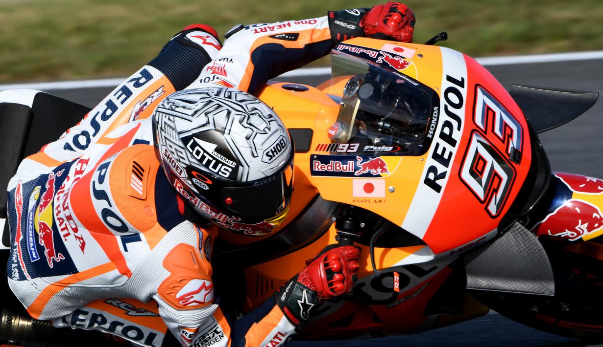 Desain helm Marc Marquez dengan warna dominan putih ini dipakai saat latihan bebas MotoGP Jepang di Sirkuit Motegi, Jepang, (14/10/2016). (AFP/Toshifumi Kitamura)