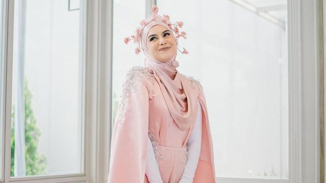 Penampilan Irish Bella saat Launching Brand Skincare Barunya, Serba Pink