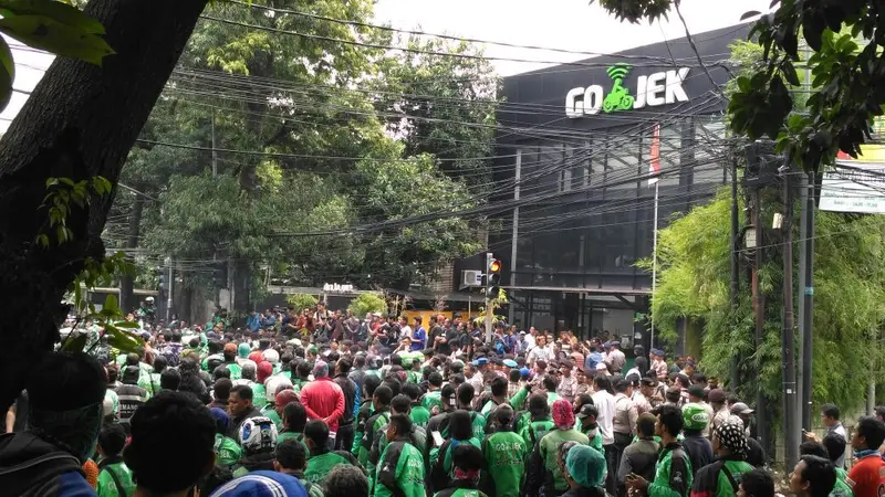 Unjuk rasa ratusan driver Gojek di kantor PT Gojek Indonesia, Kemang, Jakarta Selatan, mulai memanas. 