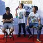 Kaesang Pangarep ditemani oleh sang kakak, Gibran Rakabuming Raka dalam launching produk kaos Sang Javas yang bertema Kecebong di Car Free Day Solo, Minggu(27/8).(Liputan6.com/Fajar Abrori)