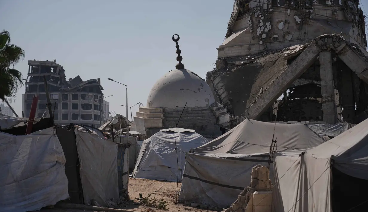 Di sisi lain, sejak serangan Israel dimulai pada Oktober 2023, 92 persen rumah di Gaza hancur dan jutaan orang kehilangan tempat tinggal. Tak ada lagi yang bisa disebut rumah di sebagian besar wilayah utara dan tengah Gaza. (AP Photo/Abdel Kareem Hana)